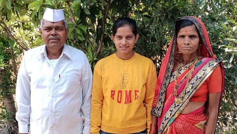 Nashik : गोंदेगावामध्ये ‘आशा’ पहिली महिला पोलिस, कुटुंबीयांच्या डोळ्यांत आनंदाश्रू