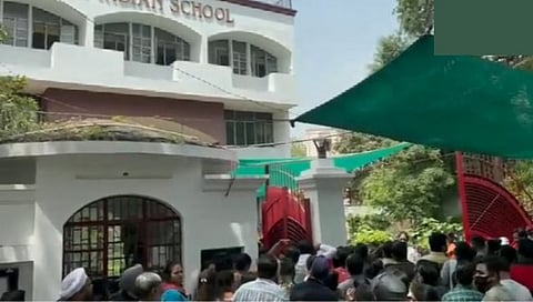 दिल्लीतील शाळेला बॉम्ब असल्याचा ईमेल; शोधपथक घटनास्थळी दाखल