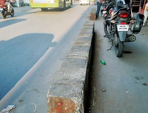 पुणे-सोलापूर महामार्गावर धोकादायक दुभाजक; हडपसर परिसरात समस्या