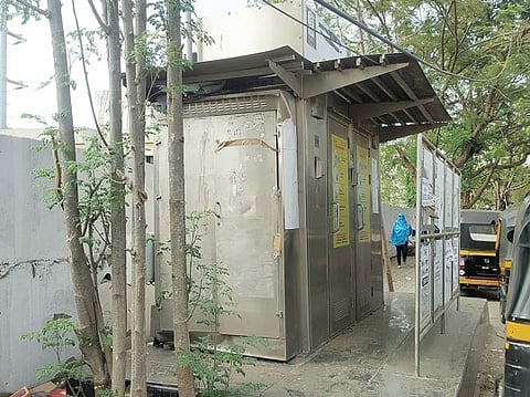 पुण्यातील ई-टॉयलेटचा बट्ट्याबोळ ! देखभाल दुरुस्तीअभावी तीन वर्षांपासून बंद