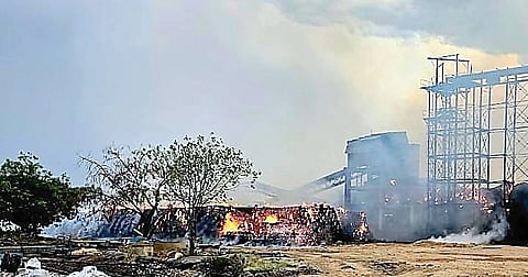 सोनई : कारखान्याच्या गोदामावर वीज पडून आग लागल्याने मोठे नुकसान