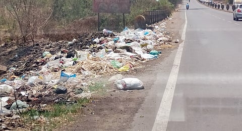 पुणे-नाशिक महामार्गावर दुतर्फा कचर्याचे ढीग