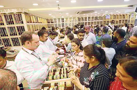 सावेडी : सराफ बाजारामध्ये ‘गुलाबी’ हवा! सोने खरेदीसाठी सराफा दुकानात गर्दी