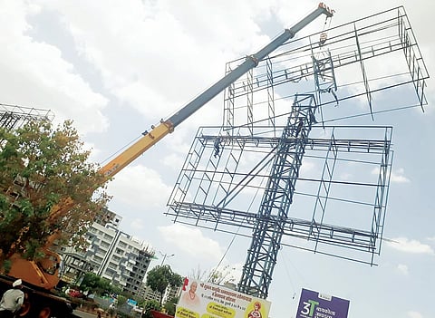 पिंपरीतील अनधिकृत होर्डिंग्जवर कारवाई सुरूच; एकूण 46 होर्डिंग जमीनदोस्त