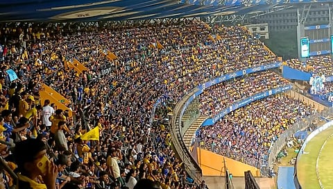 CSK vs MI : मुंबईच्या मैदानात घुमाला धोनी…धोनी… जयघोष (Video Viral)