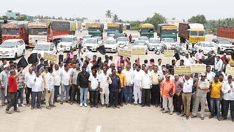 Kolhapur : कागल येथील अदानी ग्रुपच्या चेक पोस्ट नाक्याला लॉरी ऑपरेटर्सचा विरोध