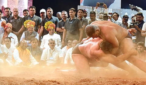 ‘बोल बजरंग बली की जय’चा गजर अन् कुस्तीप्रेमींचा टाळ्यांचा कडकडाट