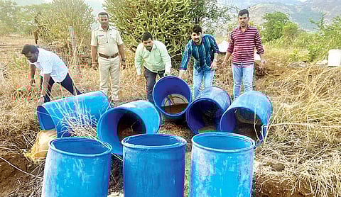 लोणावळा पोलिसांकडून गावठी हातभट्टी उद्ध्वस्त