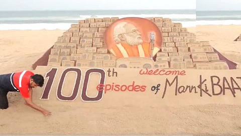 ओडिसा किनारपट्टीवर पीएम मोदींच्या ‘मन की बात’ १०० व्या भागाचे कलाकाराने साकारले ‘वाळू शिल्पकृती’
