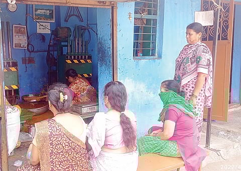 नवी सांगवी : तयारपेक्षा घरगुती मसाल्याला पसंती; कांडप दुकानावर महिलांची गर्दी