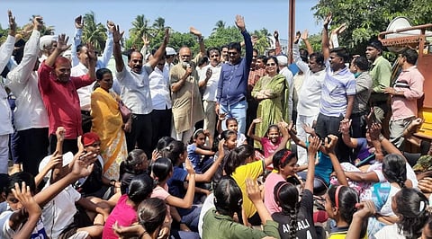 म्हाळुंगी नदीवरील खचलेल्या पुलावर नागरिकांनी केले जनआक्रोश आंदोलन