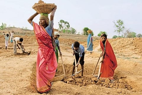 नगर : नरेगाचं ओझं कंत्राटी कामगारांवरच ! अनेक पदे रिक्त, बीडीओंचा बहिष्कार