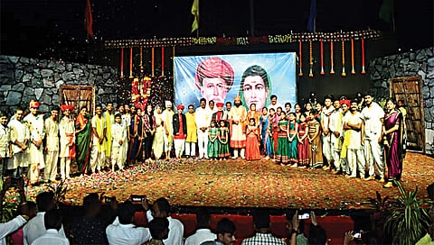 ओझर : महात्मा जोतिराव फुले जयंतीनिमित्त शिवाई ग्रुपतर्फे आयोजित ‘युगपुरुष’ नाटकातील कलावंतांसह माजी आमदार अनिल कदम, ओमको चेअरमन राजेंद्र शिंदे आदी.