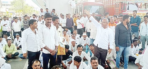 वाळकी : कांदा अनुदान जाचक अट; शेतकरी रस्त्यावर