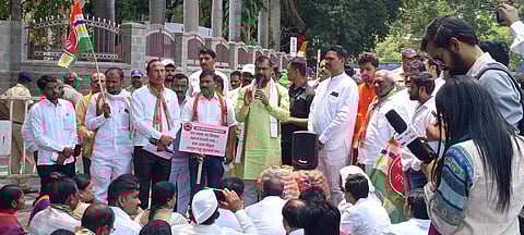 पुणे: अतिक्रमण कारवाईविरोधात सदाभाऊ खोतांचे आंदोलन, महापालिकेच्या बाहेर कांदा विकून केला निषेध