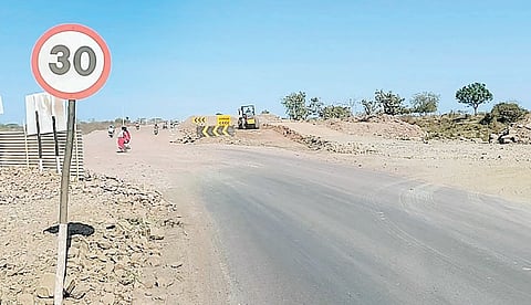 संत तुकाराम महाराज पालखीमार्ग धोकादायक; धुळीमुळे अपघात