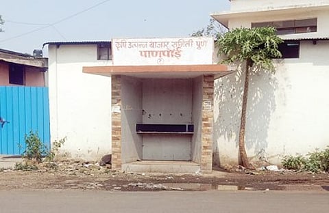 मार्केट यार्डातील पाणपोई पाण्याअभावी कोरडी अन् नळाची चोरी