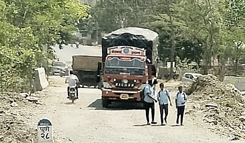 पानशेत रस्त्यासह पुलांची कामे ठप्पच