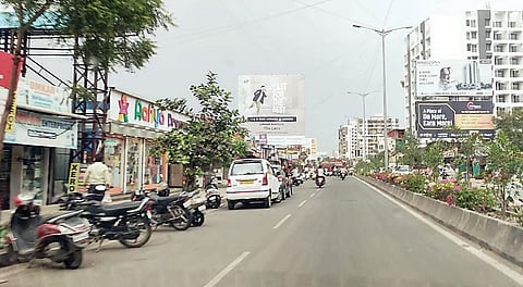 शिवरस्त्यावर अवैध पार्किंगवर कारवाईचे दुर्लक्ष