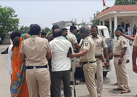 साखर झोपेत दोन चिमुकल्या सख्या भावांना काळानं गाठलं; अंगावरून टेम्पोचे चाक गेल्याने जागीच मृत्यू