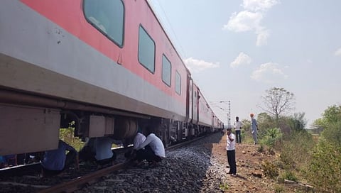 नांदेड-श्रीगंगानगर एक्सप्रेसच्या एसी डब्याखालून धूर; प्रवाशांमध्ये भीतीचे वातावरण