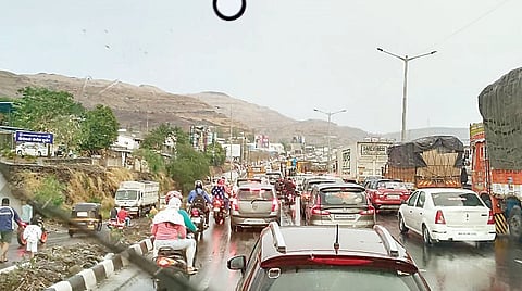 खेड-शिवापूर भागांत मुसळधार; वादळी वार्याने घरांचे पत्रे उडाले