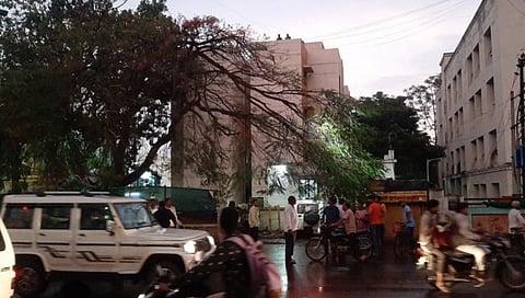 विट्यात वादळी वाऱ्यासह पाऊस; महसूल भवनाच्या इमारतीवर कोसळली वीज