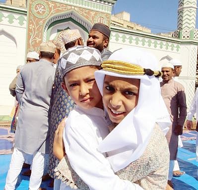 पिंपरी : रमजान ईद उत्साहात; मुस्लिमबांधवांनी गळाभेट घेत दिल्या शुभेच्छा