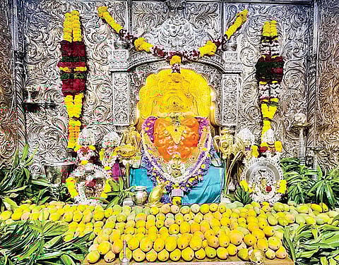 रांजणगाव महागणपतीला आंब्यांची आरास