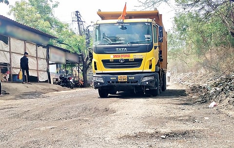 धायरीतील रस्त्याची लागली वाट ! महापालिका प्रशासनाचे दुर्लक्ष
