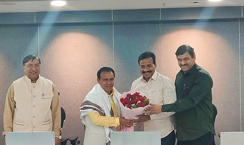 उत्तराखंडचे सहकार मंत्री डॉ. धनसिंग रावत यांचा शाल, पुष्पगुच्छ देऊन सत्कार करताना डॉ. दिगंबर दुर्गाडे, सुनिल चांदेरे. डावीकडे खासदार नरेश बंसल.