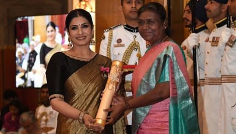 Raveena Tandon Padma Shri Award : राष्ट्रपती द्रौपदी मुर्मू यांच्या हस्ते पद्मश्री पुरस्कार देऊन अभिनेत्री रवीना टंडनचा सन्मान