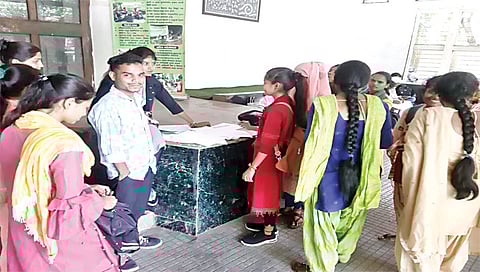 नाशिक : ‘स्वयंम’च्या डीबीटीसाठी आदिवासी आयुक्तालयात आलेले छत्रपती संभाजीनगर येथील विद्यार्थी.