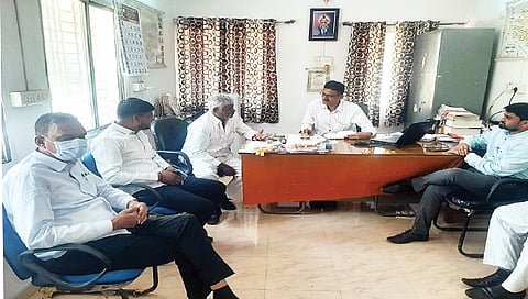 सटाणा : अवकाळी गारपीटग्रस्त शेतीपिकांच्या पंचनाम्यांच्या कामाचा आढावा घेताना आमदार दिलीप बोरसे. समवेत प्रांताधिकारी बबनराव काकडे, तहसीलदार जितेंद्र इंगळे पाटील, पप्पूतात्या बच्छाव आदी.