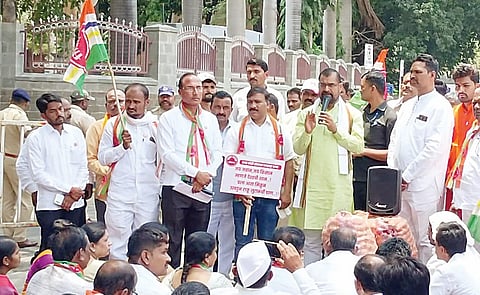 पुणे : अतिक्रमण कारवाईविरोधात आंदोलन; सदाभाऊ खोत यांनी पालिकेबाहेर कांदा विकून केला निषेध