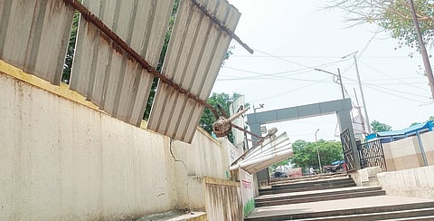 नवी सांगवी : मुसळधार पावसाने दशक्रिया घाटावरील पत्रे उडाले