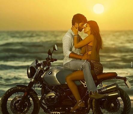 Shahid-Kriti : शाहिद-क्रितीच्या नव्या चित्रपटाचे पोस्टर रिलीज; दोघे रोमँटिक अंदाजात