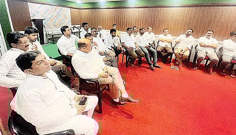 कामगार दिनी शिर्डी गाव बंदचा इशारा