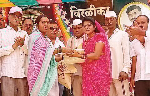 तमाशा कलावंतांचा वडगाव डाळला सत्कार