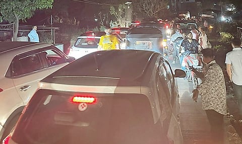 खडकवासला : रस्त्याच्या अर्धवट कामाने घेतला युवकाचा बळी