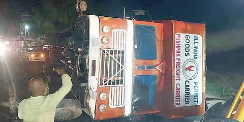 चासजवळ दुभाजकास धडकून कंटेनर उलटला