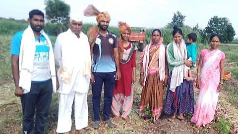 जिद्दीला सलाम ! शेतात कांदा काढताना मिळाली पती पत्नीला आनंदाची बातमी; जोडीने एकाच वेळी झाले पोलिस भरती