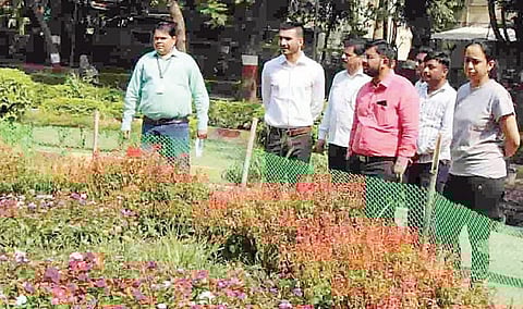 पिंपरी चिंचवड महापालिकेचे अतिरिक्त आयुक्त प्रदीप जांभळे इतर अधिकार्यांसमवेत उद्यानाची पाहणी करताना.