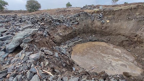 अजिंठा : अवकाळी पावसाने खचली शेतातील विहीर