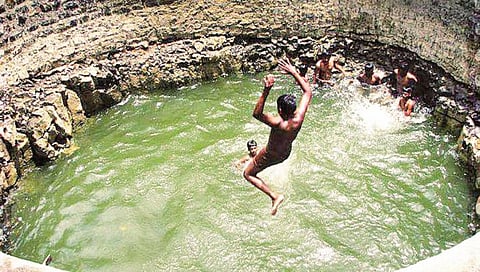 उन्हाळी सुट्टीत मुलांना पोहायला शिकवताना ‘अशी’ घ्या काळजी