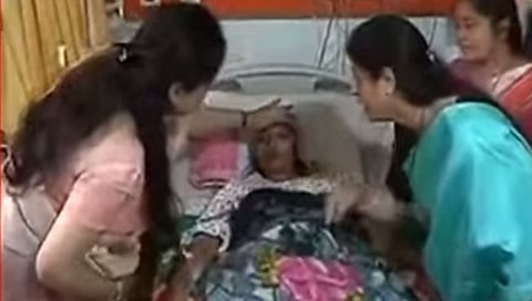 ठाकरे कुटुंबीयांकडून रोशनी शिंदे यांची रूग्णालयात भेट