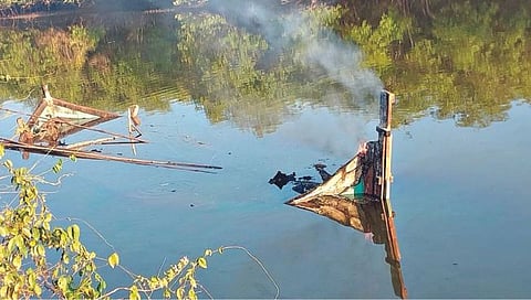 तेरेखोल खाडीपात्रात अवैध वाळू उपसावर कारवाई; एक होडी जाळली, सात ताब्यात