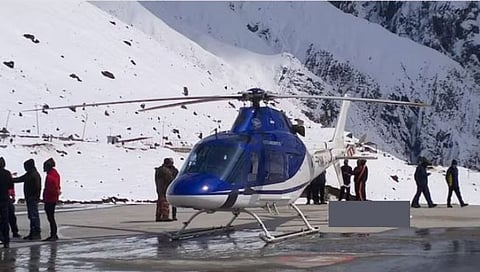 केदारनाथ येथे हेलिकॉप्टरमध्ये सेल्फी घेताना सरकारी अधिकार्याचा मृत्यू