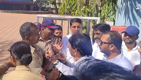 राजाराम कारखाना निवडणूक : विरोधी आघाडीचे उमेदवार सचिन पाटलांना मतदान केंद्रावर पोलिसांनी रोखले; समर्थकांची हुज्जत