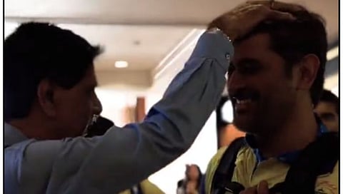 M S Dhoni : सीएसकेच्या ड्रेसिंग रूममध्ये जाऊन वर्ल्ड चॅम्पियन खेळाडूचा धोनीला आशीर्वाद (व्हिडिओ)